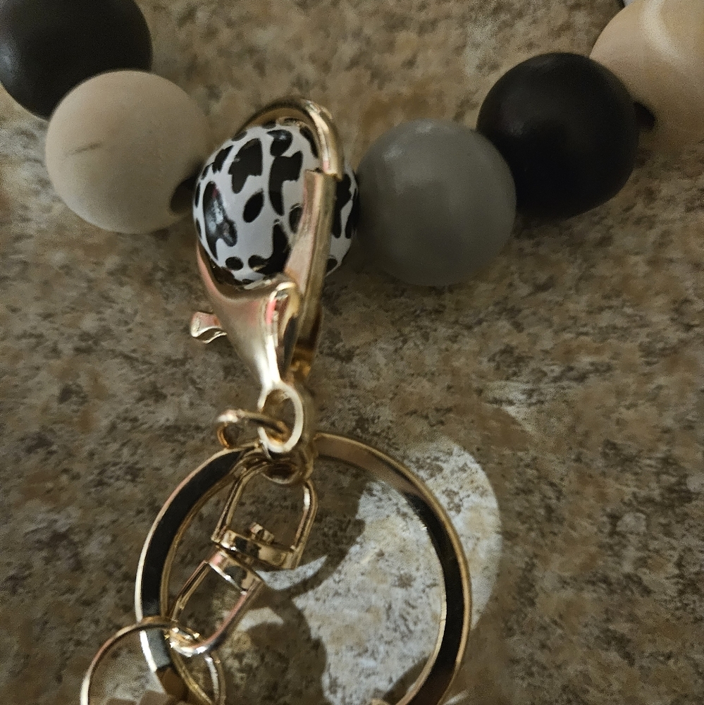 Letter Detail Round & Tassel Charm Fashionable Keychain - Picture 4 of 8